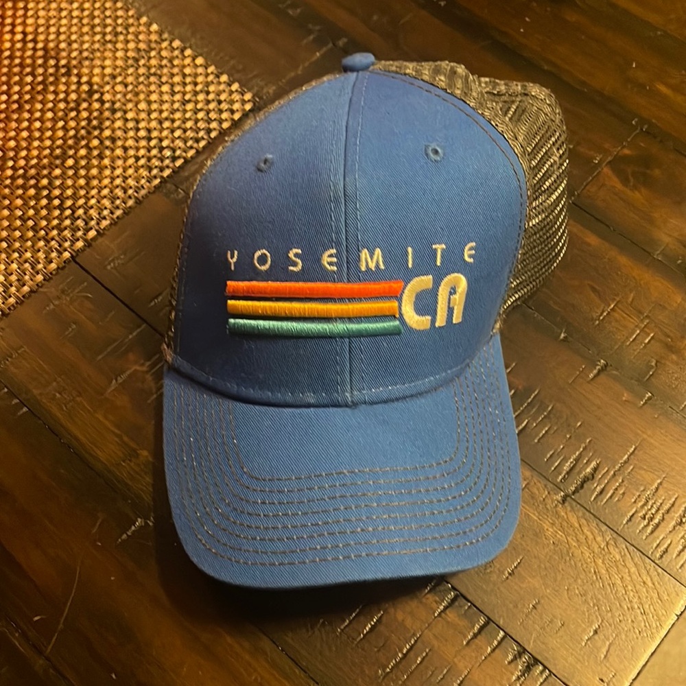 Blue Yosemite CA Men's trucker hat